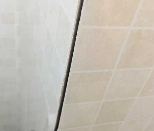 雁塔瓷砖空鼓维修公司分享阳台瓷砖脱落的修复过程可以分为以下几个步骤