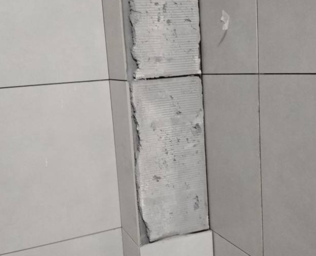 雁塔瓷砖空鼓维修公司分享下瓷砖施工前基层浇水润湿程度不足，可能导致以下问题