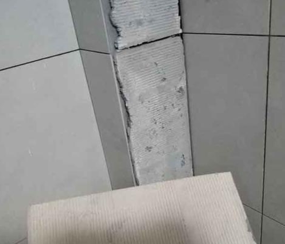 雁塔瓷砖空鼓维修公司分享下厨房瓷砖脱落的补救措施。
